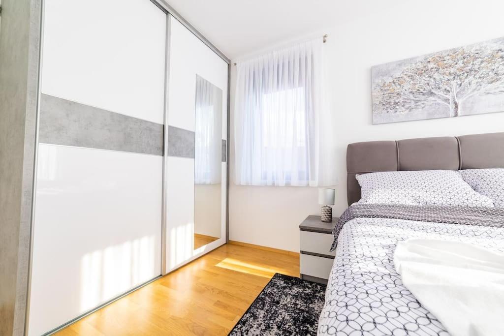 Apartman Lux Self Check-In Virovitica Ngoại thất bức ảnh