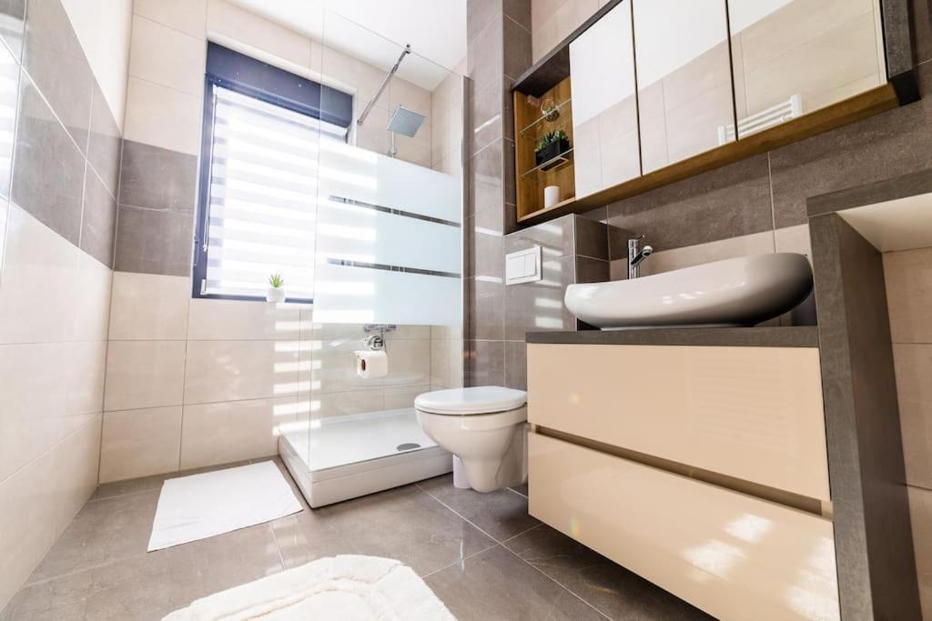 Apartman Lux Self Check-In Virovitica Ngoại thất bức ảnh